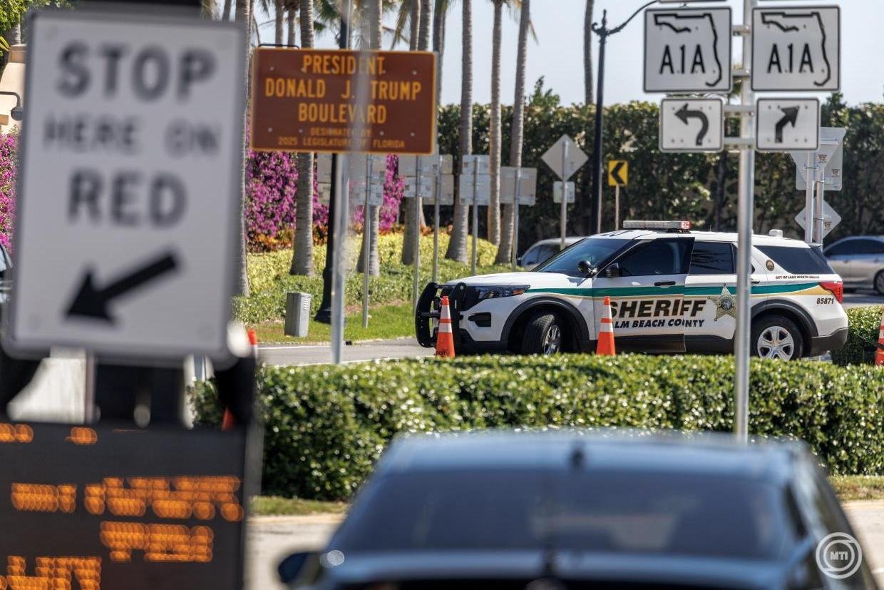 A Palm Beach megyei seriffi hivatal járőrautója Donald Trump amerikai elnök mar-a-lagói rezidenciájának közelében, a floridai West Palm Beachben 2026. február 22-én, miután hajnalban egy puskával felfegyverzett férfi benzineskannával megpróbált behatolni az elnök birtokára • Fotó: MTI/EPA/Cristobal Herrera