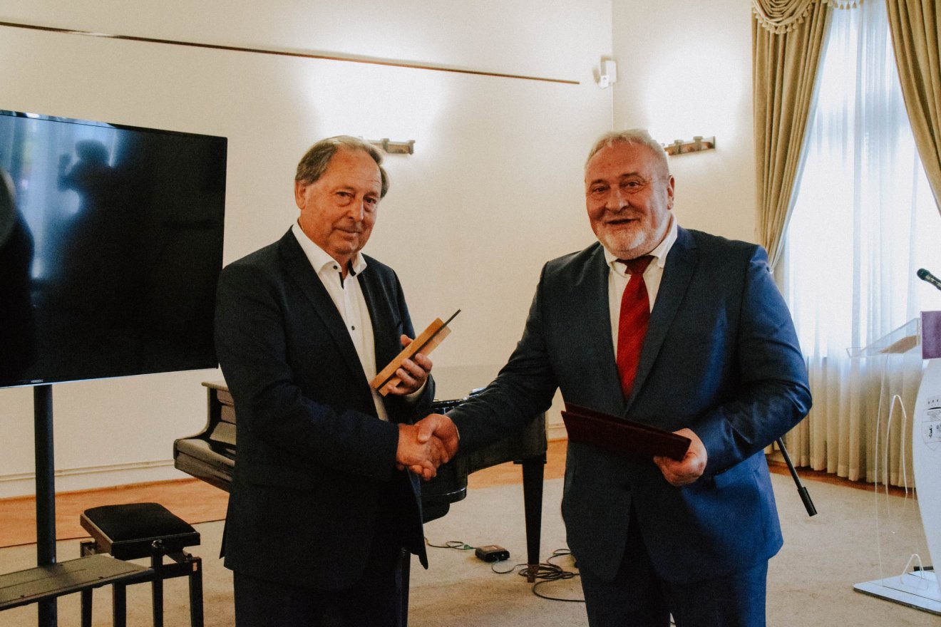 Tavaly Mucsi Mihály vehette át a rangos elismerést. Idén március 16-ig várják a jelöléseket