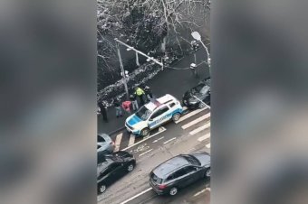 Szemtanúk filmezték le, amint a nyílt utcán tartóztatják fel a korrupcióval gyanúsított rendőrt – videóval