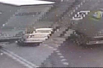 Az átjárónál voltak, elsőbbséget adott a Logan, de hátulról megállíthatatlanul jött a kamion – videóval