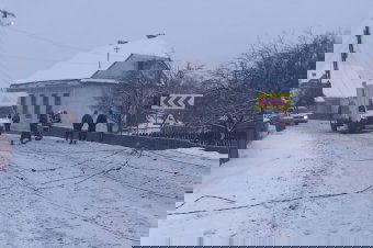 Villanyoszlopnak ütközött egy teherautó, leszakadt vezetékek akadályozzák a forgalmat