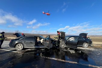 Luxusautók frontális ütközése: egy üzletember életét vesztette, egy terhes nőt helikopterrel vittek kórházba