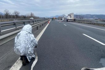 Biztonsági zónát jelöltek ki az autópályán, miután két kamion ütközött és ammónium-szulfát ömlött az útra – videóval