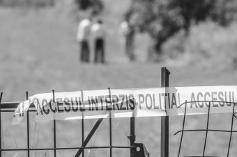 Helyszínelők a lezárt udvaron: zajlik a nyomozás a volt olténiai alpolgármester hétvégi meggyilkolásának ügyében – videóval