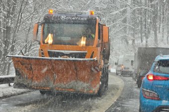 Teherautók akadtak el a Cekend-tető közelében, akadozva halad a forgalom