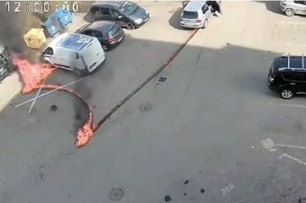 Lángcsíkot hagyott maga után a négyes Golf, így még két autó tűzbe borult – videó