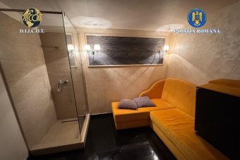 Egy privát szobát is bemutattak a hatóságok az átfogó prostitúciós ügyben – videóval