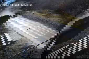 Felborult és a kerekeire fordult vissza a frontális ütközés után az autó – térfigyelő kamera rögzítette a szejkei balesetet