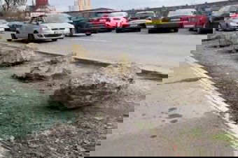 Szikladarabokkal tartják távol az autókat az egyik erdélyi városban – videóval