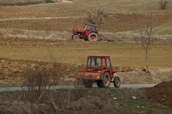 Feltakarítják a traktor után a sarat az aszfalton, de a gazdának kell kifizetnie