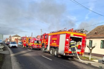 Nagy erőkkel vonultak ki a tűzoltók egy kigyulladt épülethez Dánosra