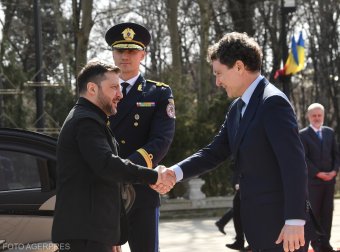 Bukarestbe érkezett Volodimir Zelenszkij, elsőként az államfő fogadta – videóval