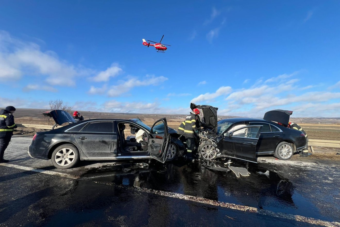 Luxusautók frontális ütközése: egy üzletember életét vesztette, egy terhes nőt helikopterrel vittek kórházba