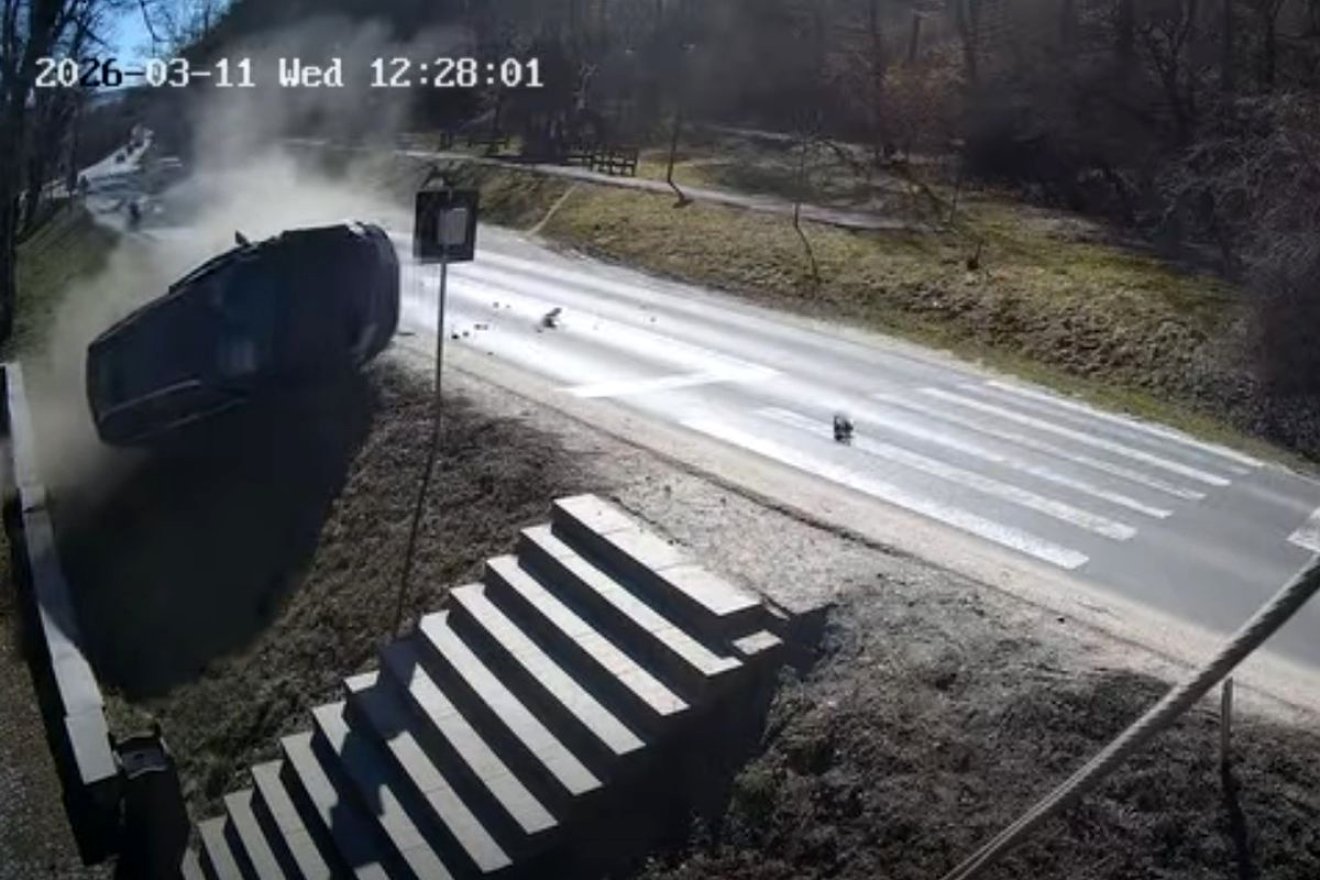 Felborult és a kerekeire fordult vissza a frontális ütközés után az autó – térfigyelő kamera rögzítette a szejkei balesetet