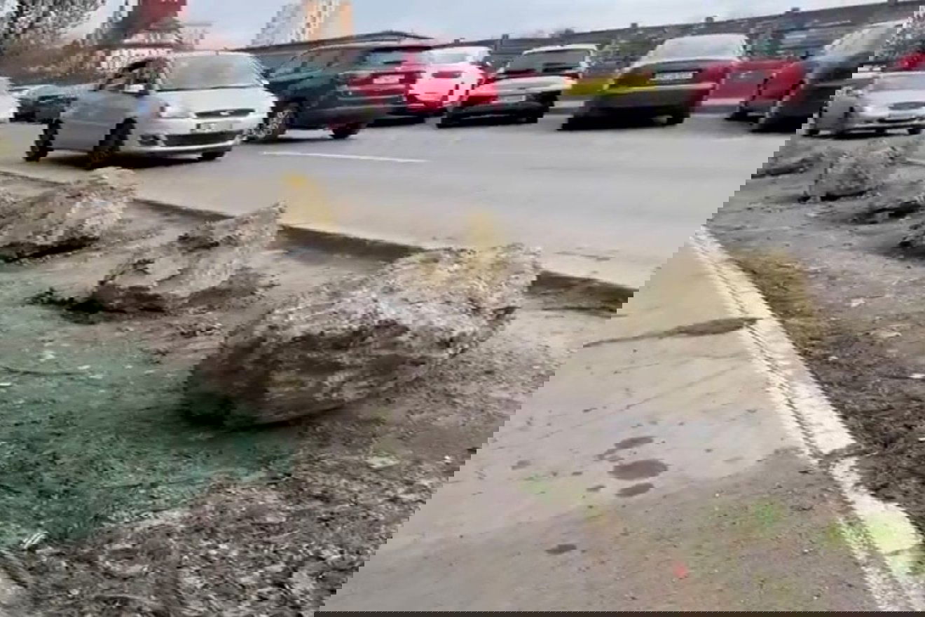 Szikladarabokkal tartják távol az autókat az egyik erdélyi városban – videóval