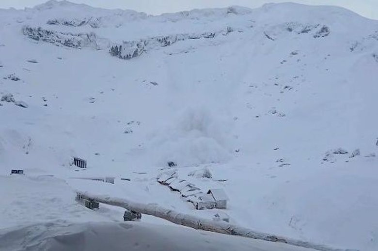 Lavinát indított el a Bîlea-tónál két síelő, a hógörgeteg túljutott a bódékon is – videóval