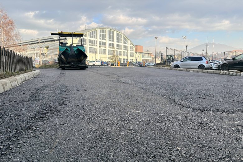 Aszfalt került az Erőss Zsolt Aréna körüli parkolót tehermentesítő útra