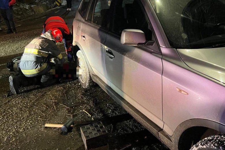 Saját kocsija hátsó kerekei alá szorulva halt meg egy nő