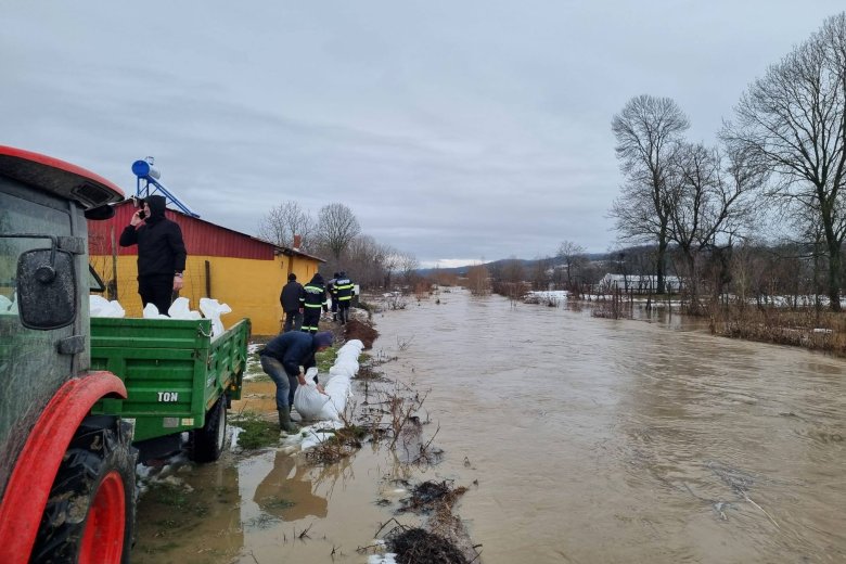 Embert mentettek ki a vízből, jégtorlaszokat robbantottak – károkat okozott a heves esőzés