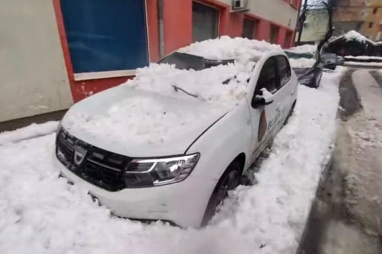Súlyosan megrongálta az autókat a tetőről lezúduló hó – videóval