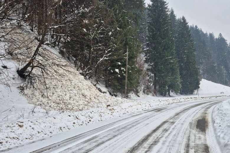 Lavina volt egy romániai út közelében – fotók