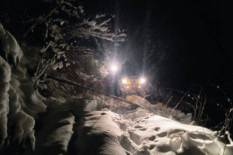 Rendkívül nehéz mentőakció során hoztak le három eltévedt ukrán állampolgárt a máramarosi hegyimentők