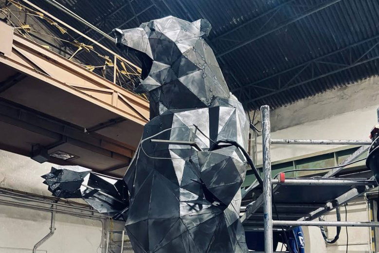 Fémből készült, több mint három méter magas medveszobrot állítanak Tusnádfürdőn