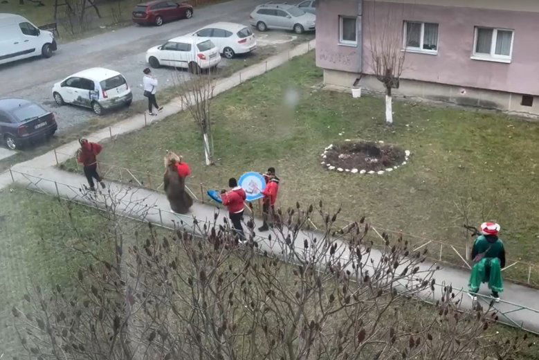 Tömbházak csendjét megzavaró téli rituálé: medvebőrbe bújt dobosok tánca – videóval