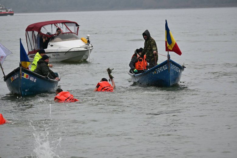 Egész évben szerencse kísérheti azt a román fiatalt, aki elsőként kihozta a Dunából a keresztet