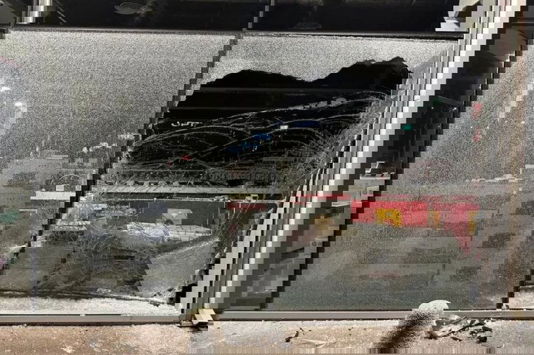 Addig driftelt a parkolóban, míg betörte az Altex kirakatát – videó