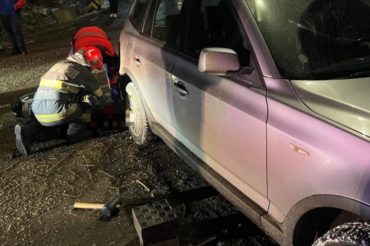 Saját kocsija hátsó kerekei alá szorulva halt meg egy nő