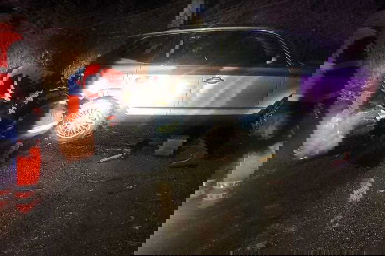 Saját kocsija hátsó kerekei alá szorulva halt meg egy nő