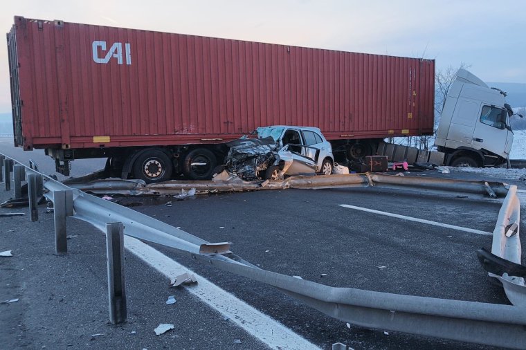 Maga alá gyűrte az autót a kamion: a sofőr meghalt, az utasok állapota súlyos – videóval