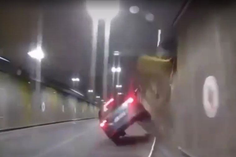 Nagy sebességgel csapódott az aluljáró falának, majd felborult egy autó Bukarestben – videóval