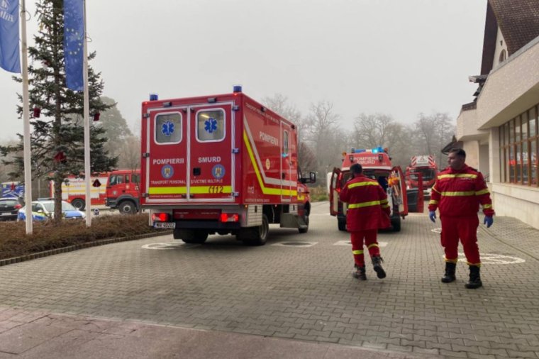 Szállodai medence fölötti mennyezet omlott be, vörös beavatkozási tervet léptettek érvénybe