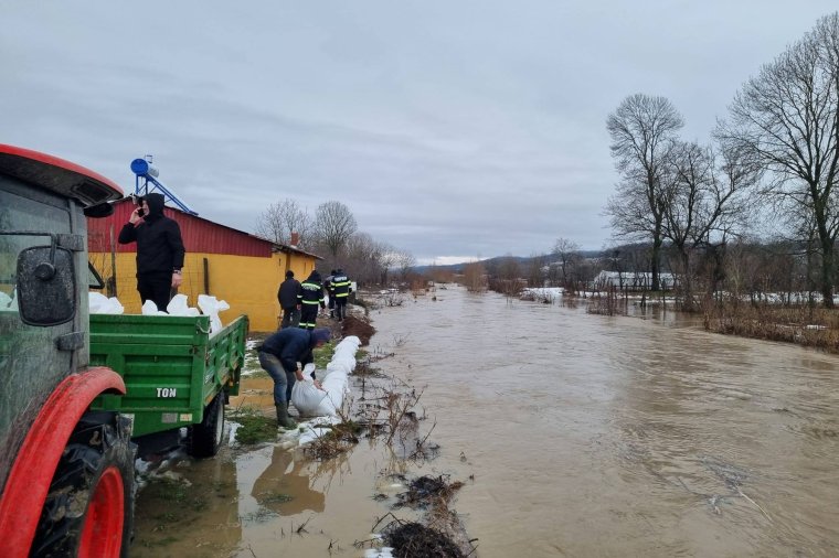 Embert mentettek ki a vízből, jégtorlaszokat robbantottak – károkat okozott a heves esőzés