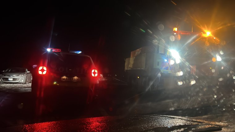 Súlykorlátozás a havazás miatt, hegyen veszteglő autók a reggeli órákban