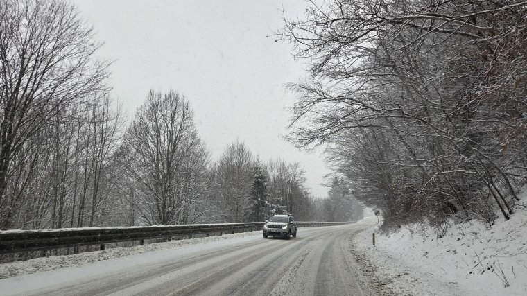 Nehézkes a közlekedés a 13A jelzésű országúton, kamion is elakadt Homorófürdőnél