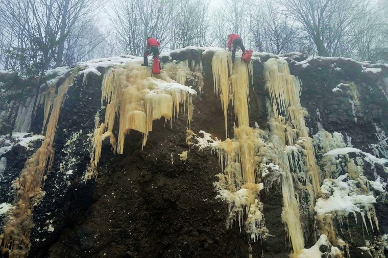 Hatalmas jégcsapokat távolítottak el sziklafalakról a Maros völgyében