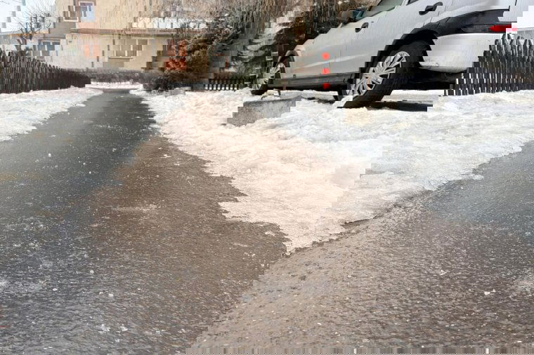 Lefagyott járdákon indult a hét Csíkszeredában