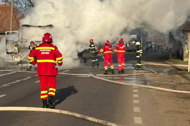 Rövidzárlat miatt gyúlt ki a kamion Nyújtódnál