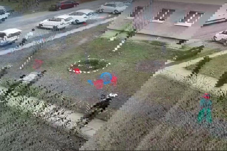 Tömbházak csendjét megzavaró téli rituálé: medvebőrbe bújt dobosok tánca