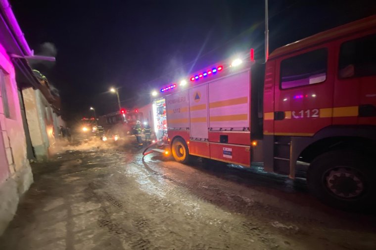 Leégett egy ház tetőszerkezete Miklósváron, több órán át oltották a lángokat