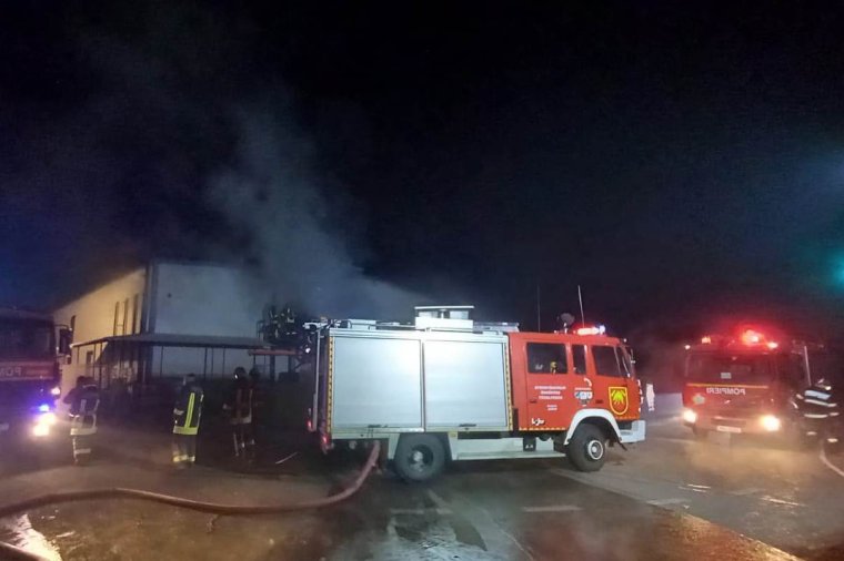 Tűz egy gyergyószentmiklósi vágóhídnál, többen kimenekültek – videóval