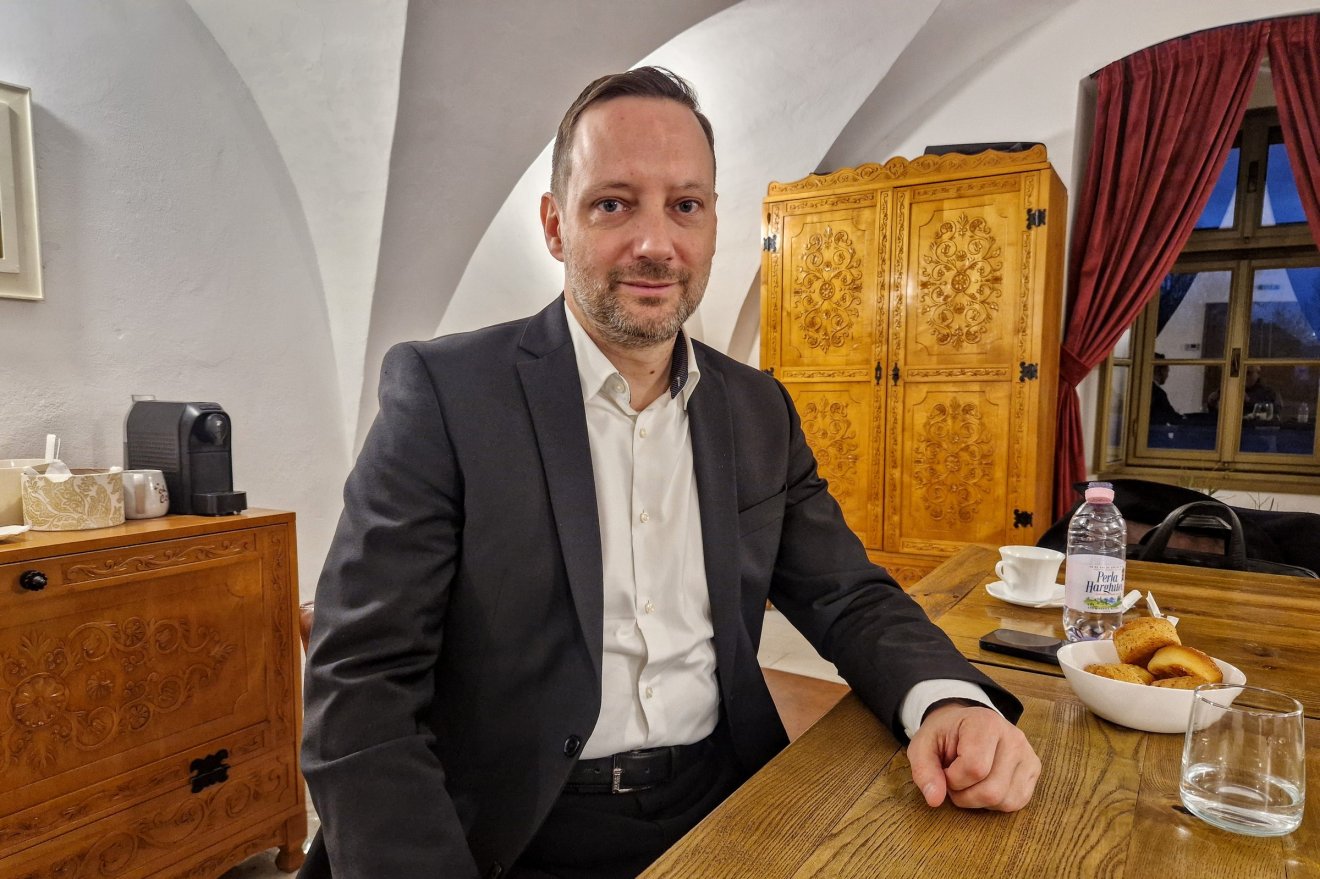 Azbej Tristán államtitkár szerint az erdélyi örmények főként egy nagyon erős keleti keresztény karaktert hoztak magukkal, és a mindenekelőtt a nemes konokságot, a határozottságot, a céloktól és értékektől való eltántoríthatatlanságot „tanulták el” a székelyektől