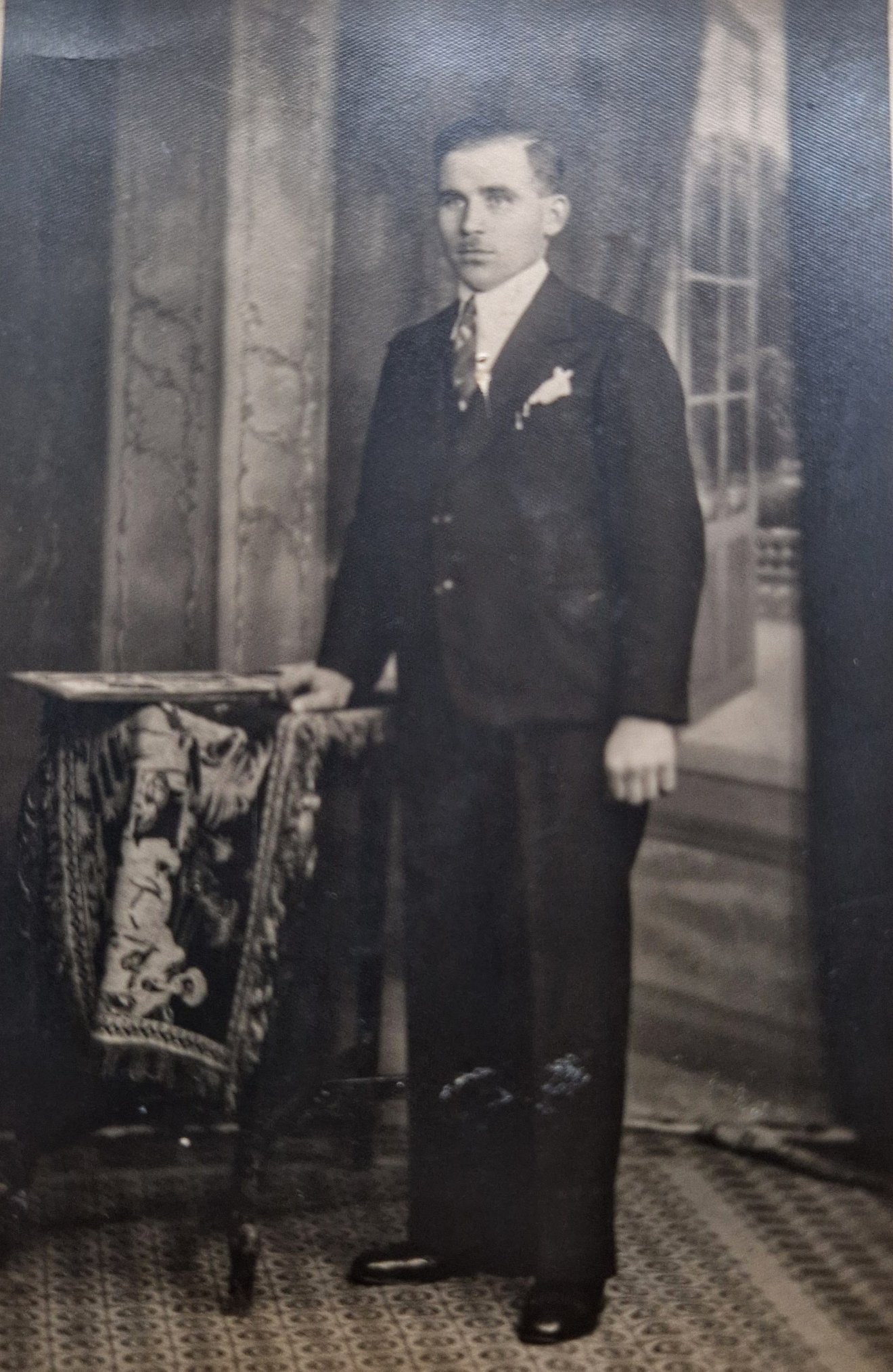 Simon Jenő a két világháború között, valahol Bukarestben &bullet;  Fotó: Valadi Simon Margit személyes archívuma