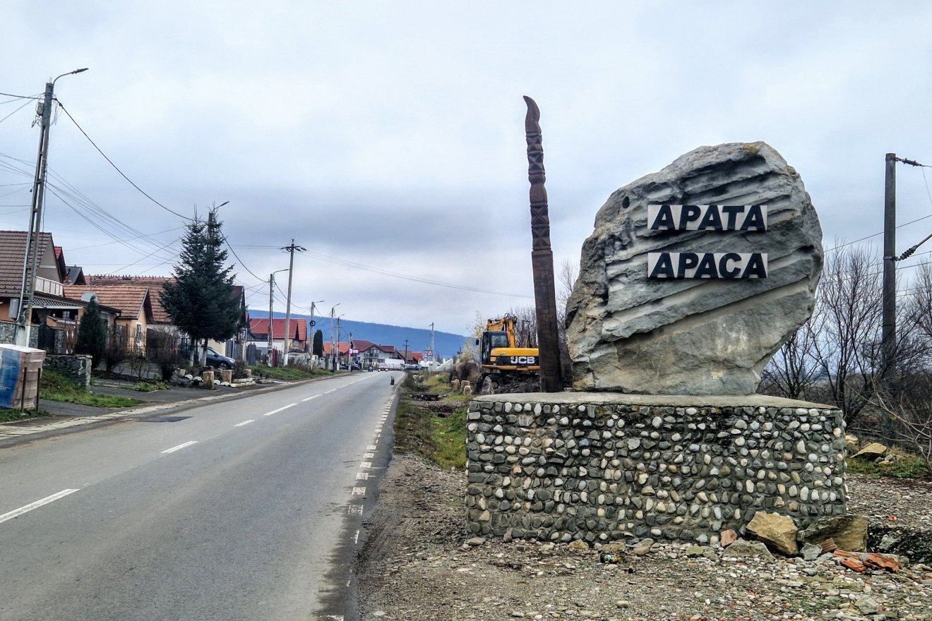 Az Olt mentén fekvő falu bejárata &bullet;  Fotó: Kocsis Károly