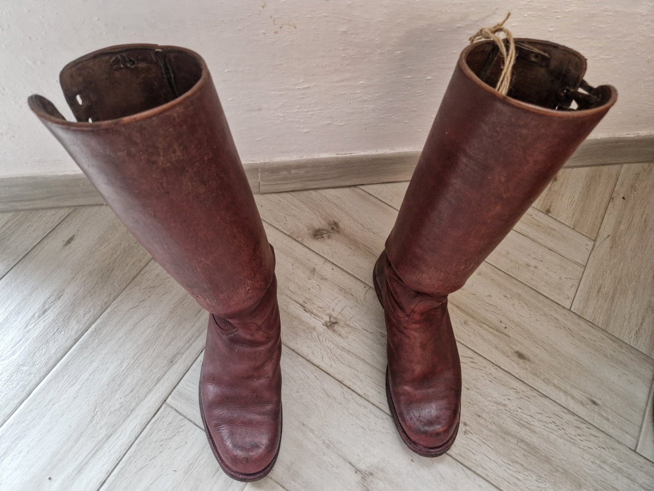 Ifjabb Simon Pál csizmája ma családi ereklye &bullet;  Fotó: Kocsis Károly