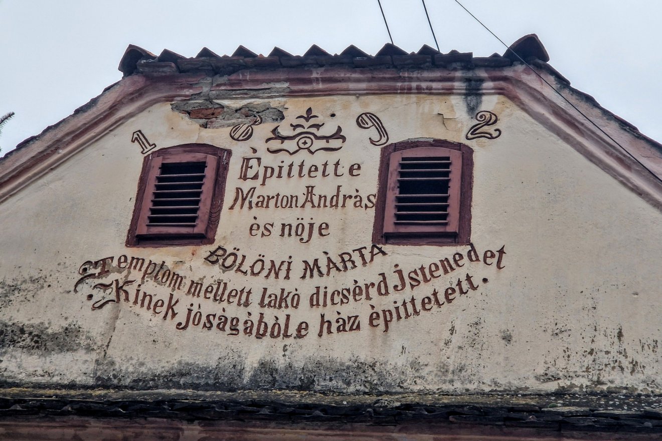 Lakóház a templom mellett. Vajon meddig marad rajta a felirat? &bullet;  Fotó: Kocsis Károly