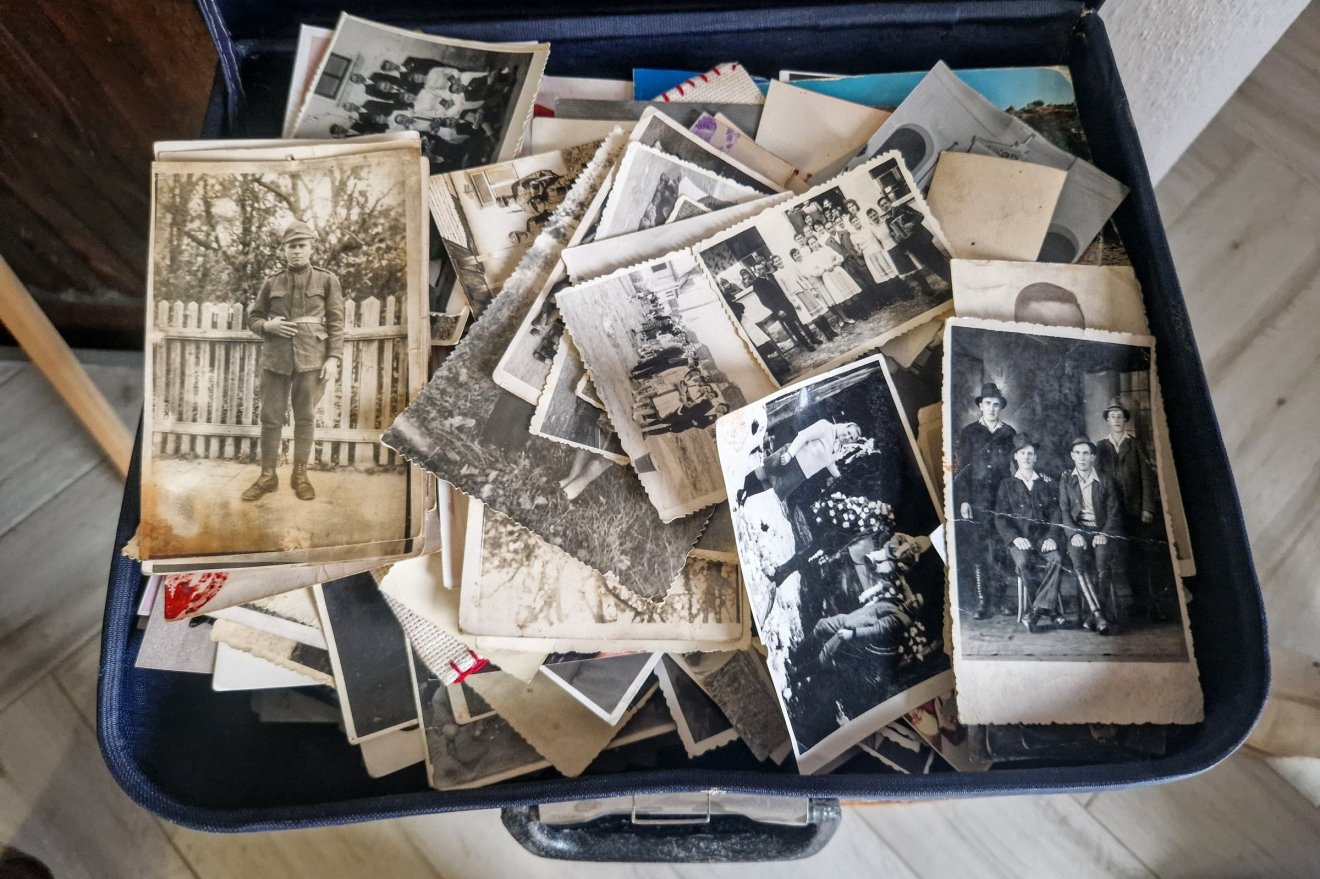 Megfakult emlékképek a család múltjából &bullet;  Fotó: Kocsis Károly